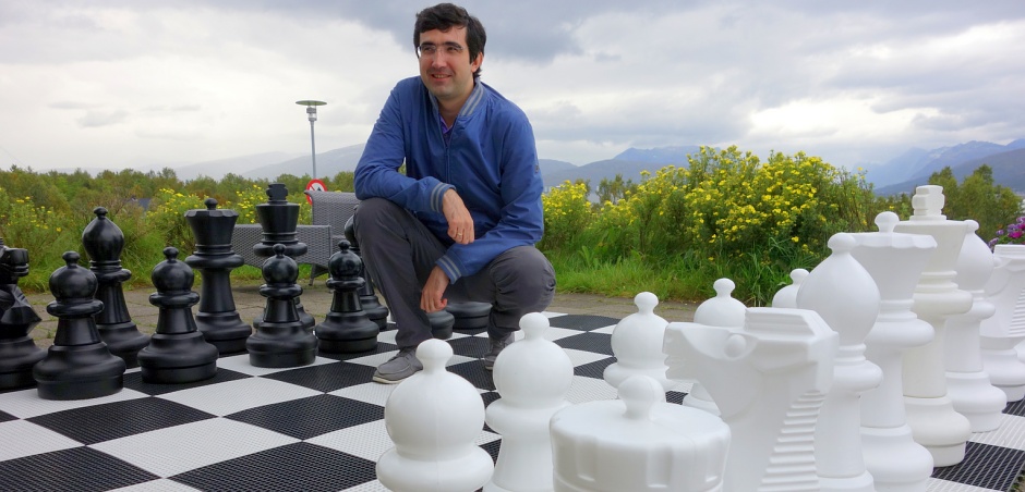 Photo de Vladimir Kramnik sur un échiquier géant avant sa retraite des échecs en février 2019