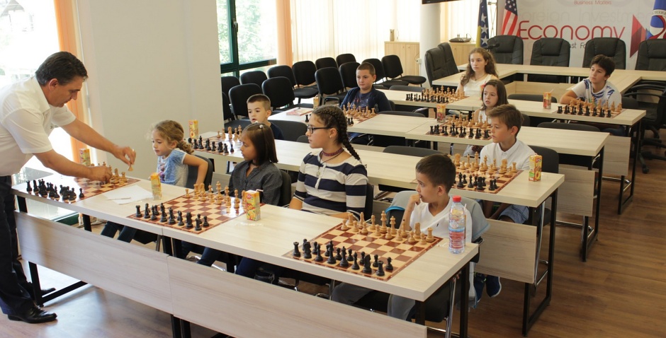 Comment les écoles remplacent les écrans par le jeu des échecs à l'école, si bon pour l'esprit des enfants