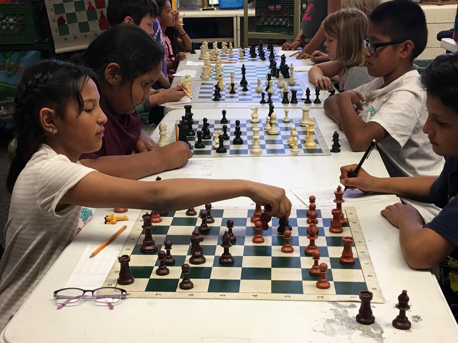 Enfants lors d'une compétition d'échecs