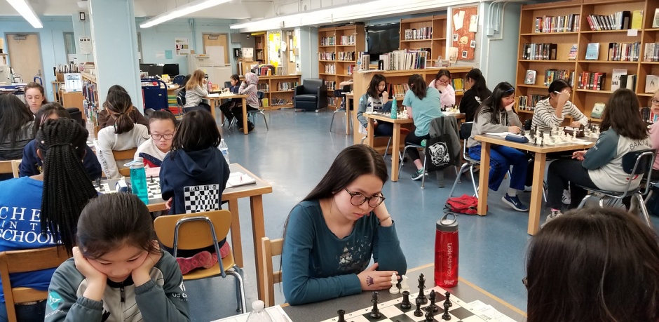 Un groupe d'enfants jouants aux échecs