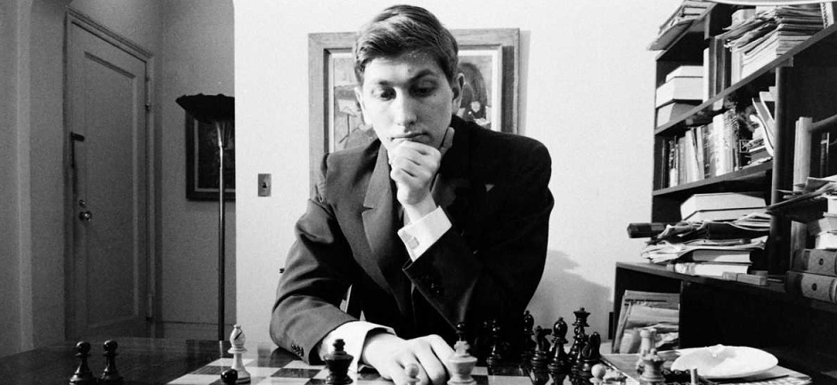 Biographie du grand champion d'échecs américain et plus jeune grand maître de l'histoire Bobby Fischer