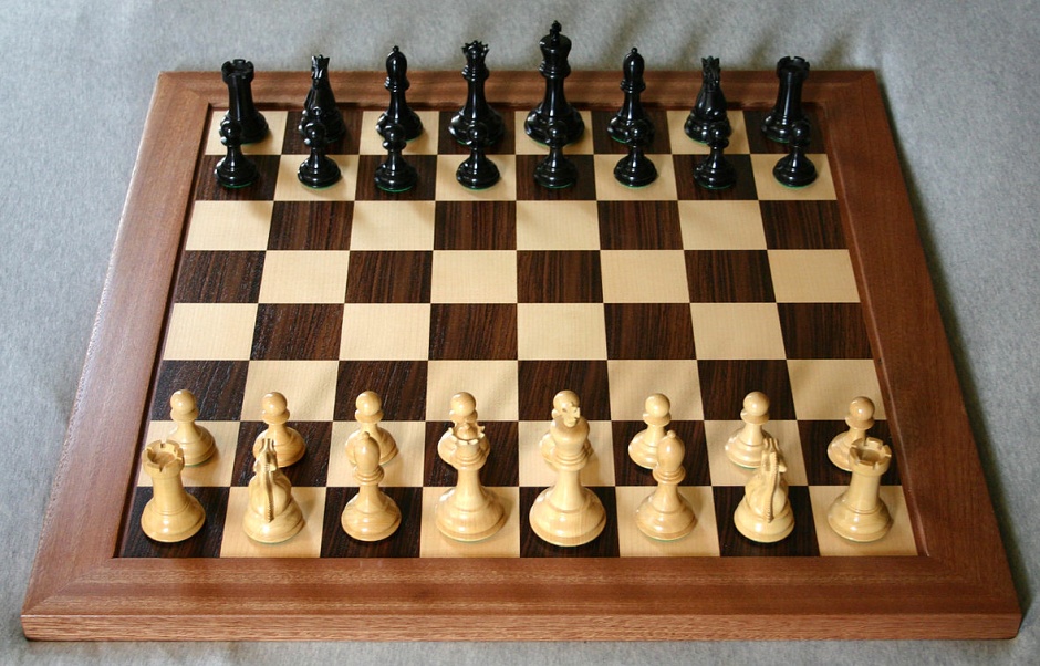 Un échiquier en ordre de marche lorsque toutes les pièces blanches et noires sont en place, pret à jouer