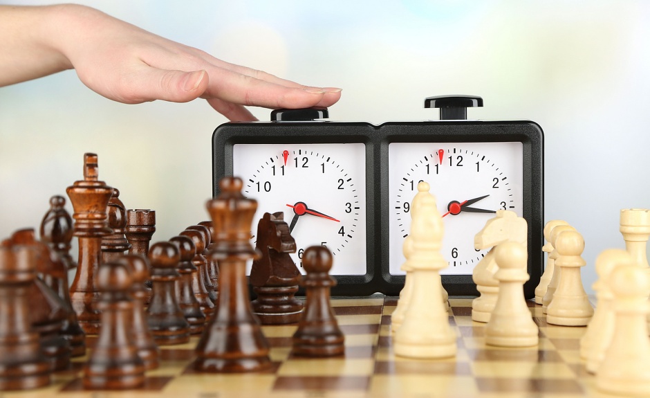 Histoire et mode de fonctionnement d'une pendule dans une partie d'échecs