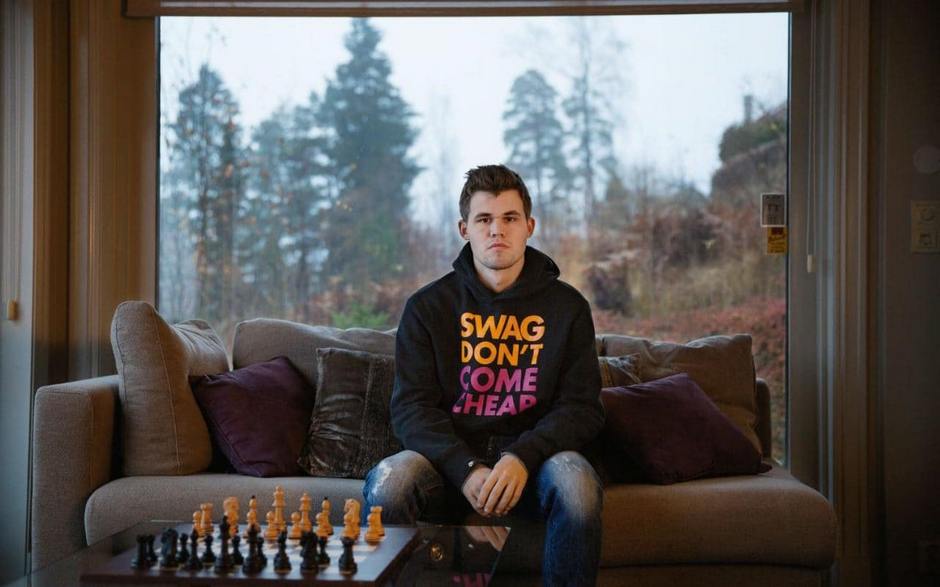 Magnus Carlsen en pose dans un cadre nature