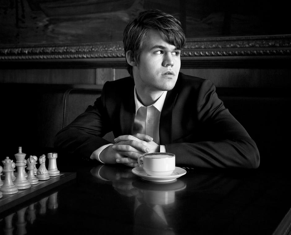 Photo de Magnus Carlsen en noir et blanc