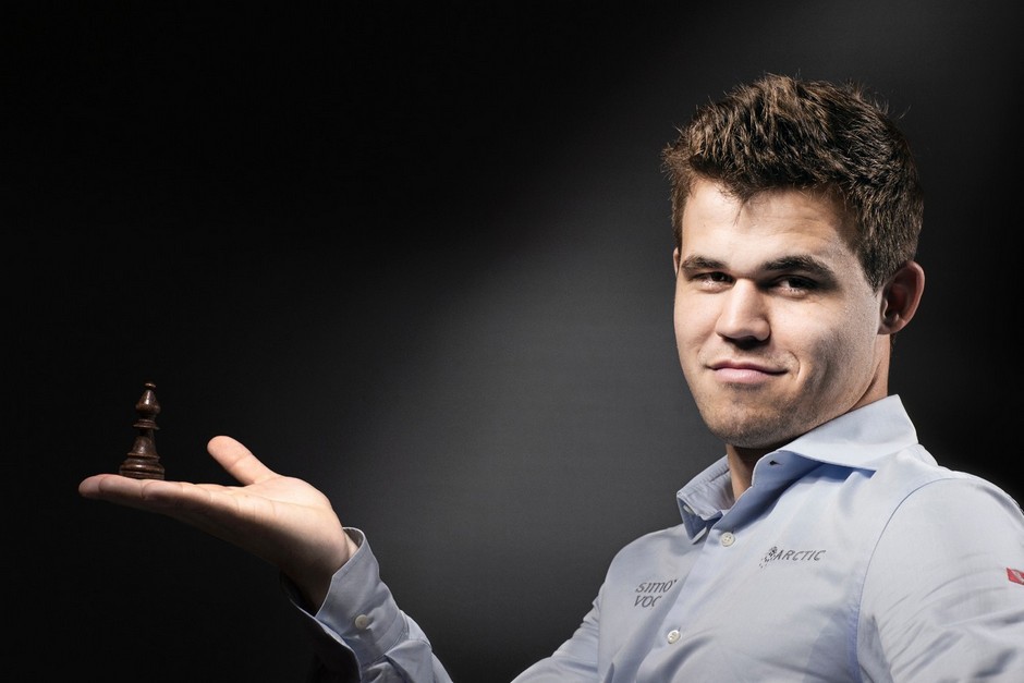 Magnus Carlsen pose
