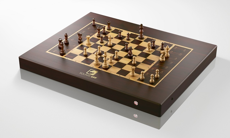 Un plateau d'échecs autonome Square Off Kingdom Set