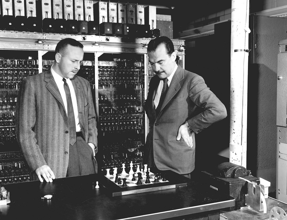 Paul Stern et Nick Metropolis jouant aux échecs avec l'ordinateur MANIAC