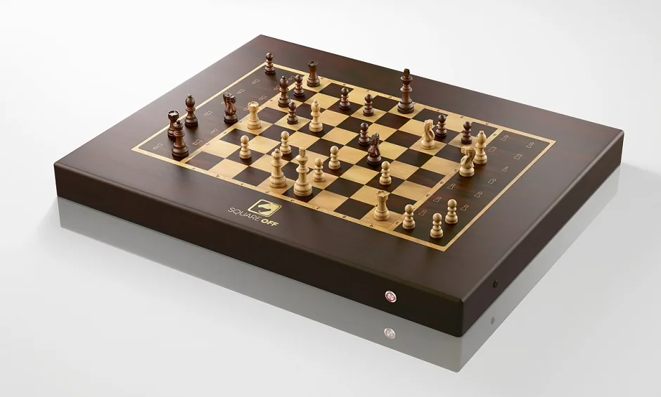Un plateau d'échecs autonome Square Off Kingdom Set