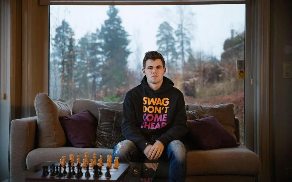 Magnus Carlsen en pose dans un cadre nature